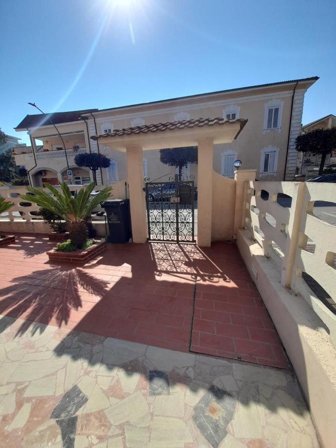 Bouganville Casa Vacanza Ambiente Climatizzato Con Wi Fi Pineto Eksteriør billede