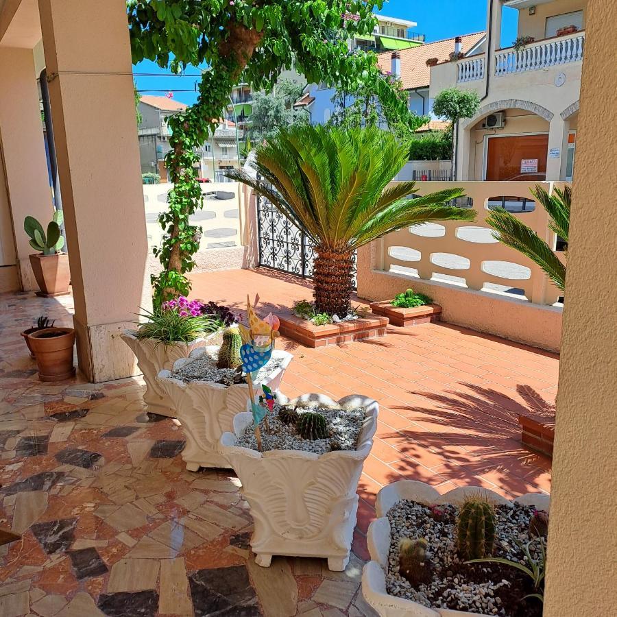 Bouganville Casa Vacanza Ambiente Climatizzato Con Wi Fi Pineto Eksteriør billede